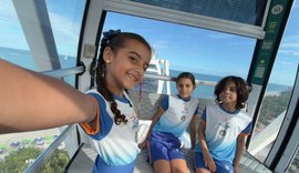 Estudantes de escola municipal participam de dia de lazer na roda-gigante