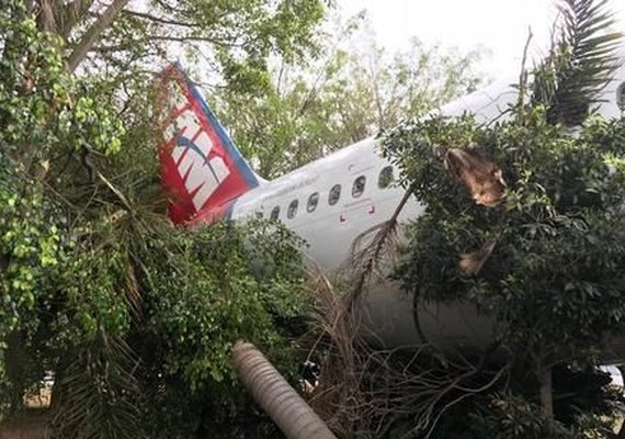 Avião se desprende de reboque e bate em árvores em Congonhas
