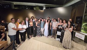 Vencedores do Prêmio BNB de Jornalismo 2024 recebem troféu em noite de confraternização