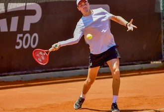 João Fonseca vence Thiago Monteiro em duelo brasileiro pelo Rio Open