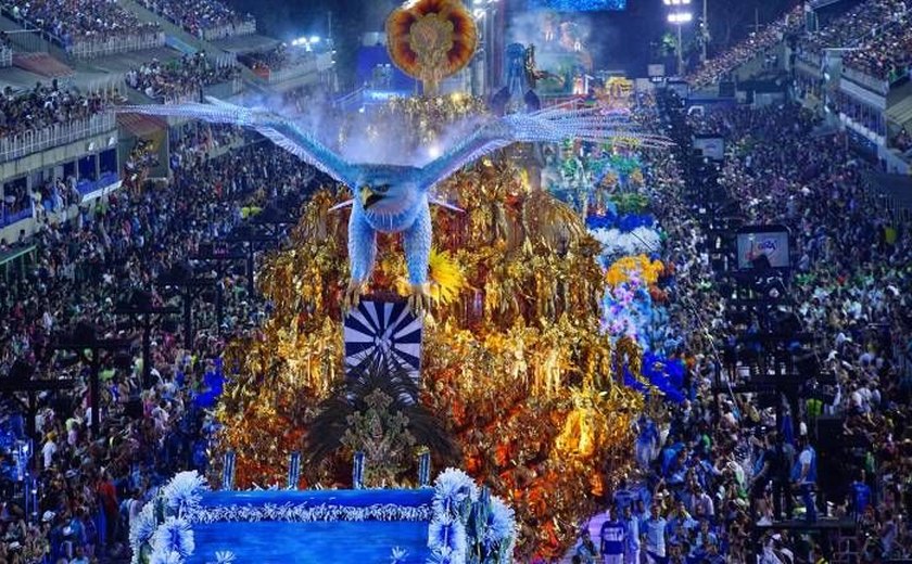 Carnavalescos protestam em frente à prefeitura do Rio por mais verbas
