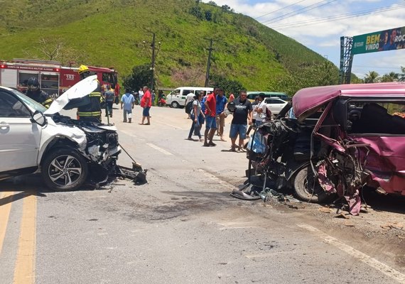 Engavetamento deixa quatros feridos na BR-104