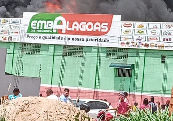 Bombeiros são acionados para conter incêndio em distribuidora de embalagens