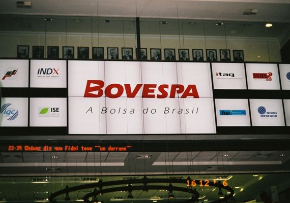 Bovespa fecha em queda nesta 5ª, com cautela diante do cenário político