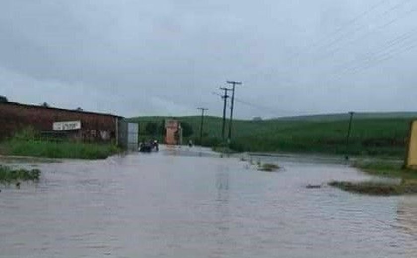 Chuvas provocam alagamento no município de Jacuípe
