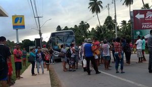 Moradores de Ipioca protestam contra mudança no itinerário de linhas de ônibus