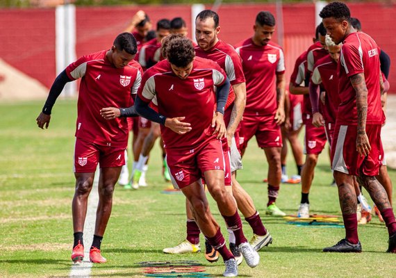 Hereda e João Neto treinam com o grupo do CRB no CT Ninho do Galo