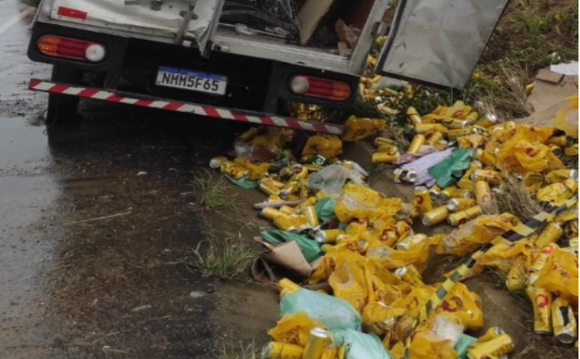 Caminhão com carga de cerveja tomba e é saqueado; motorista ficou preso às ferragens