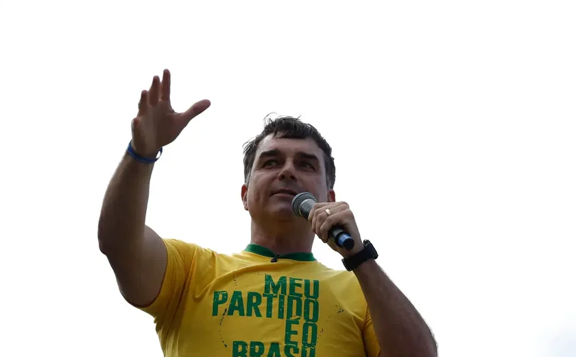 Aliado de Donald Trump diz que Flávio Bolsonaro chegou aos Estados Unidos