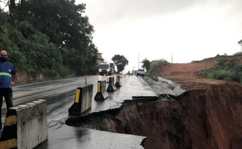 Trecho da BR-101 cede em São Miguel dos Campos e é interditado por tempo indeterminado