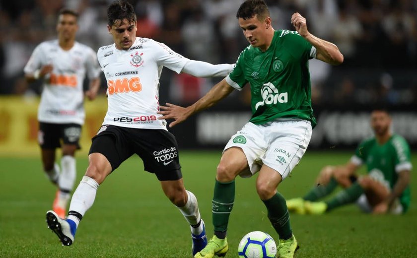 Corinthians joga bonito, domina Chapecoense e avança