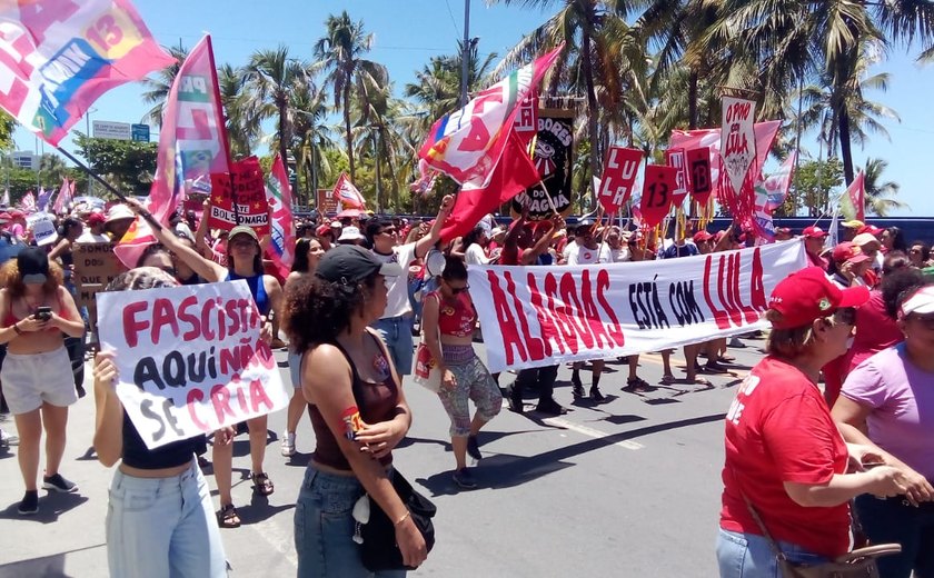 Orla de Maceió reúne manifestantes em ato de apoio a Lula