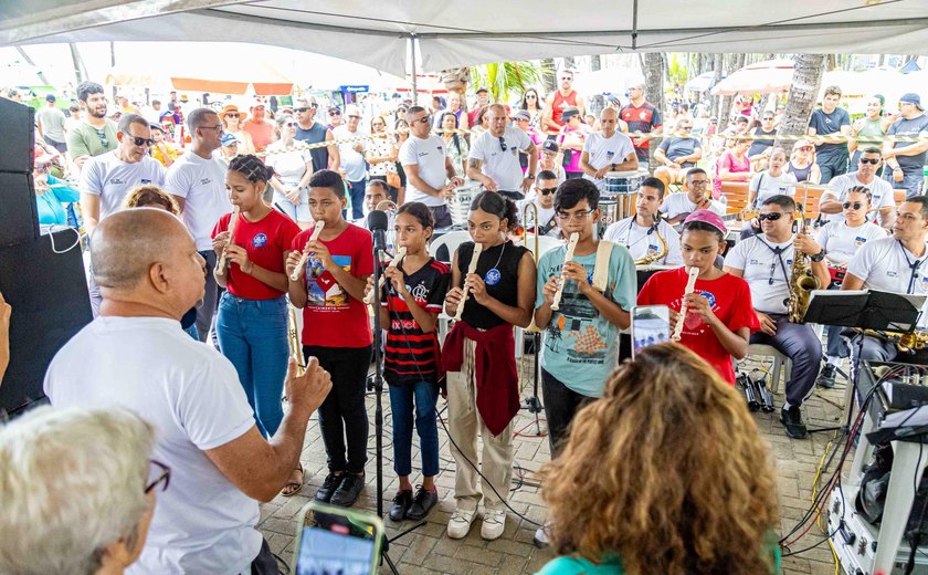 PM leva música e diversão a crianças na orla de Maceió