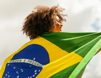 Artigo questiona dependência política e defende soberania nacional além de discursos ideológicos