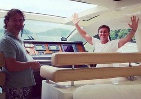 Internautas expõem Huck em foto com dono da Friboi e tiram sarro do apresentador