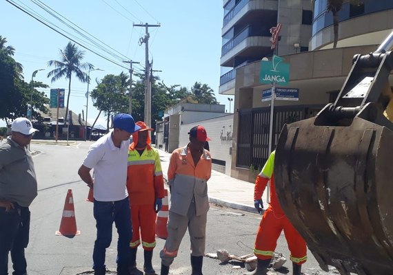 Equipe faz manutenção em galerias pluviais após asfalto ceder na Ponta Verde