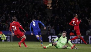 Vardy anota dois e Leicester bate o Liverpool em estreia sem Ranieri