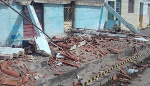 Parte de residência na Ponta Grossa desaba e moradores são resgatados pelos bombeiros