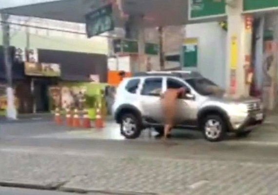 Mulher nua tenta invadir carro em SP e motorista é salvo por frentista