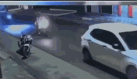 Imagens mostram motociclista quase sendo atropelada por ônibus após perder o controle da moto em Penedo