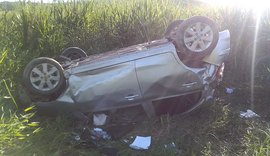 BPRv: carro roubado capota e suspeitos fogem na AL-430