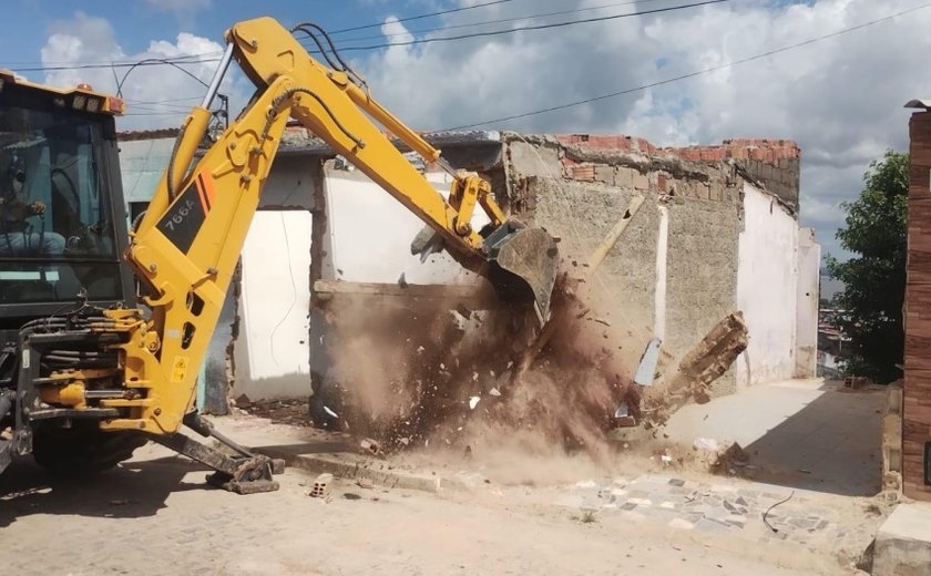 Sete imóveis com risco de colapso foram demolidos no bairro do Farol