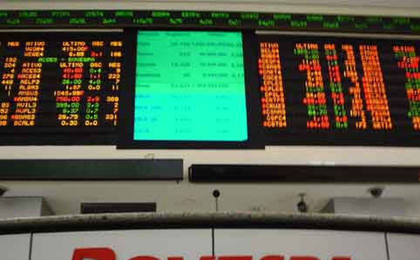 Ibovespa fecha em leve alta em dia carregado de balanços