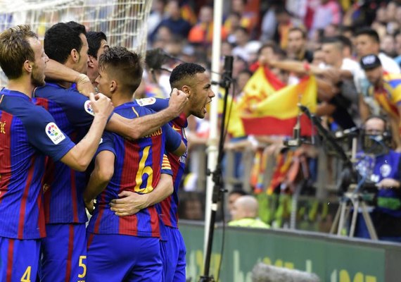 Torcedor que acertou Neymar com garrafa é banido do estádio do Valencia