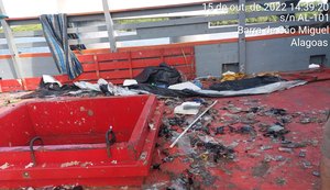 Barco que encalhou com produtos contrabandeados permanece no local