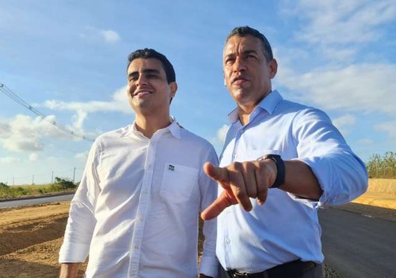 Vereador Siderlane Mendonça e prefeito JHC acompanham obras da Avenida Rota do Mar