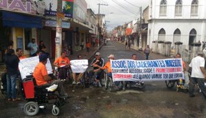 Cadeirantes protestam contra falta de acessibilidade no Centro de Maceió