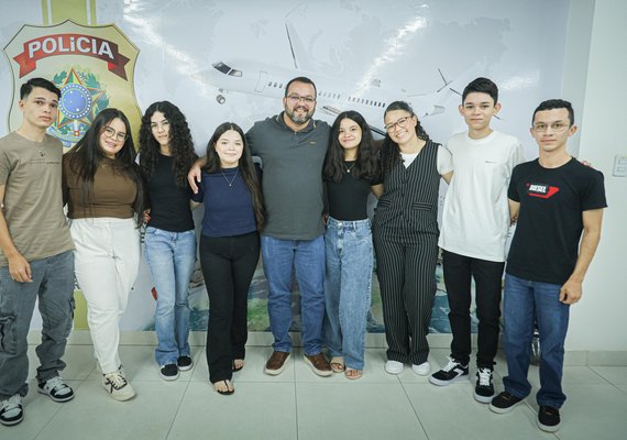 Estudantes da rede estadual comemoram conquista do Daqui pro Mundo