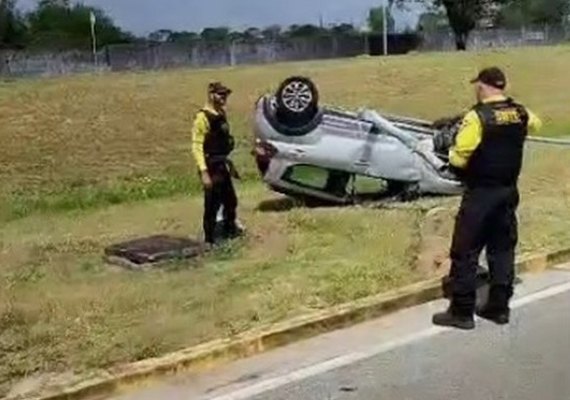 Capotamento deixa mulher ferida próximo ao Aeroporto Zum dos Palmares