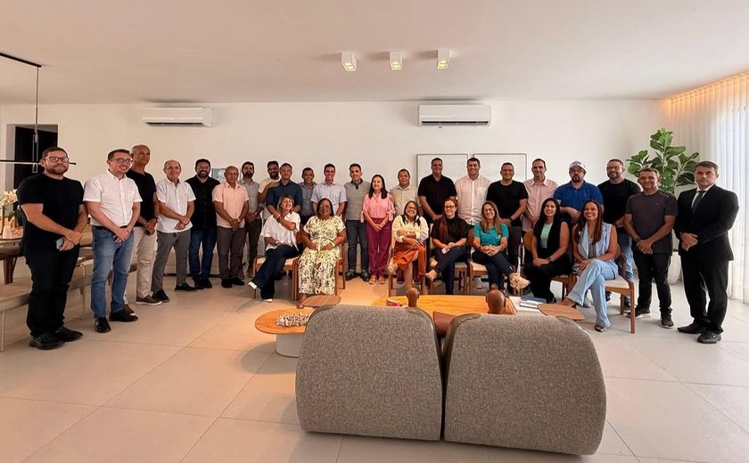 Ex-prefeito e a mãe deputada consolidam união e força política visando eleição