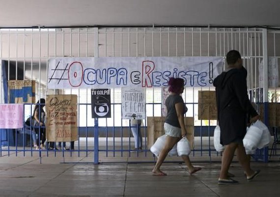 Cai número de escolas ocupadas no Paraná e no Distrito Federal