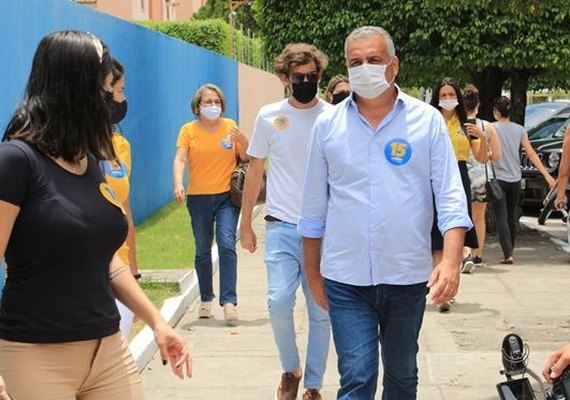 'Estou muito feliz por estar realizando esse sonho', diz Alfredo ao votar