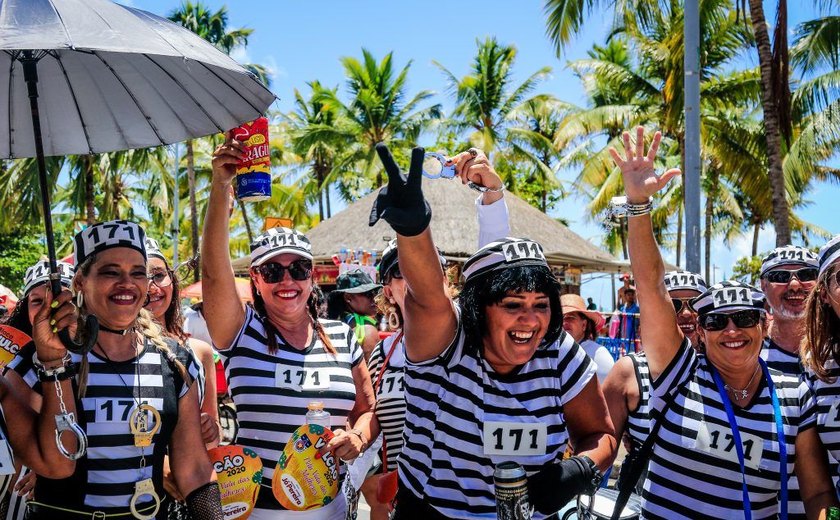 Foliões curtem mais um dia das prévias de Carnaval em Maceió