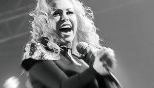 Durante show, fã invade palco e “ataca” Joelma; veja o vídeo