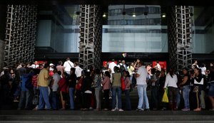 Venezuelanos enfrentam filas em bancos para deixar notas que vão perder valor