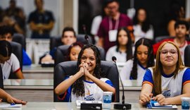Estudante de escola municipal se destaca em projeto que aproxima jovens do legislativo
