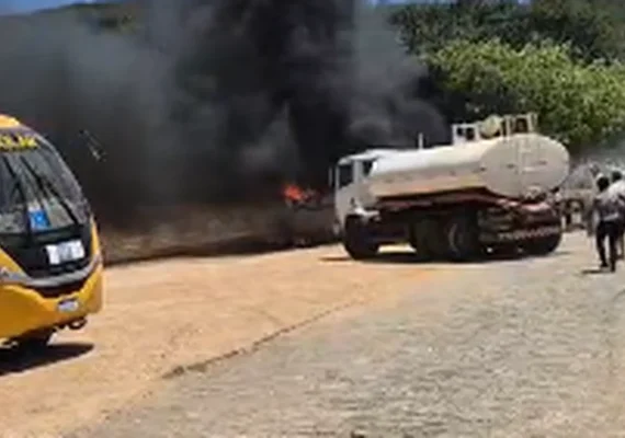 Incêndio atinge pátio da Secretaria de Obras de Coité do Nóia e pelo menos um ônibus fica em chamas