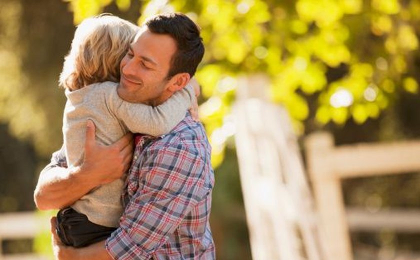Abraço pode reduzir efeitos da ansiedade e aliviar dores