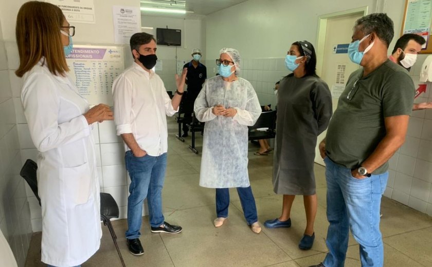 Vereador Joãozinho conversa com equipe de unidade de saúde que será fechada no Pinheiro