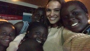 Bruna Marquezine passa o fim de semana com crianças refugiadas no Rio