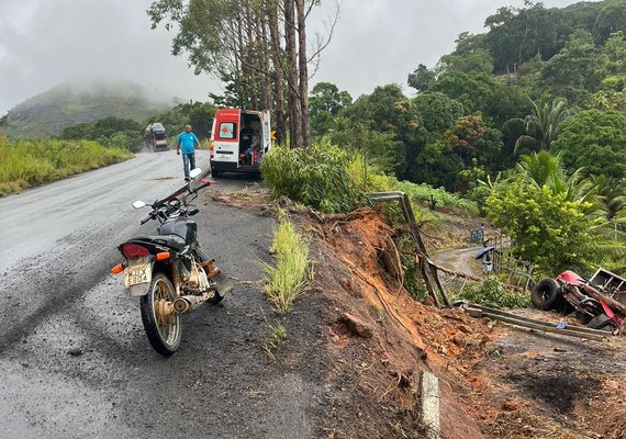 Motorista de caminhão fica ferido após capotar veículo em um trecho da BR-101