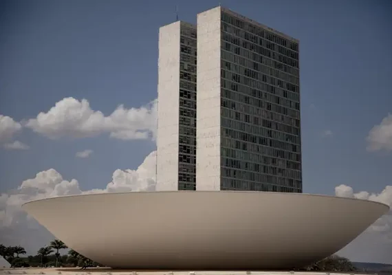 Avanço da IA corrói financiamento do jornalismo profissional no Brasil