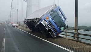 Tufão mais violento a atingir o Japão em 25 anos deixa seis mortos