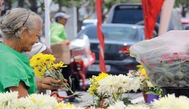 Vendas de velas e flores geram lucro para comerciantes no Dia de Finados