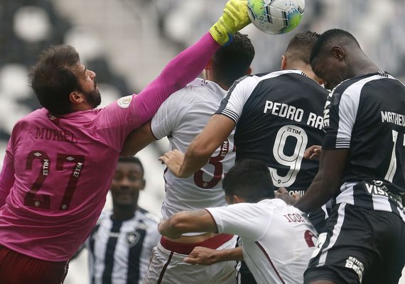 Travessão e Muriel param Botafogo, que fica no empate com Fluminense