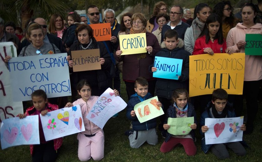 Resgate de menino preso em poço na Espanha pode demorar dias